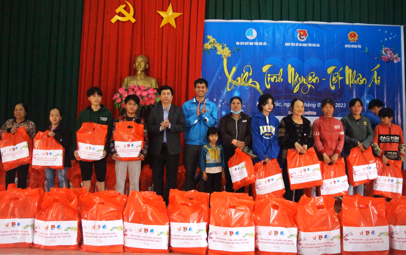 Gia đình khó khăn nhận quà