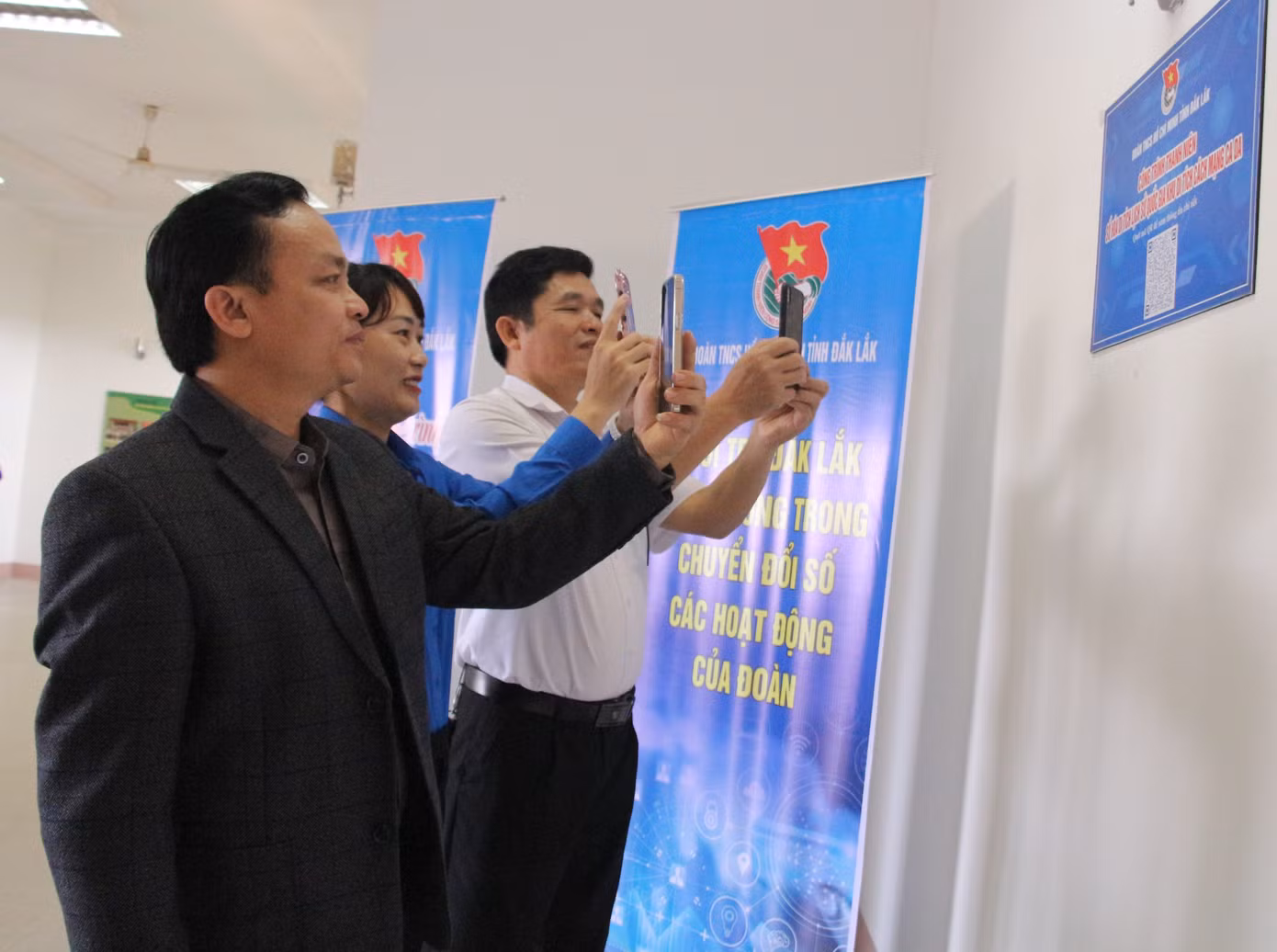 Đại biểu quét mã QR tại công trình số hóa di tích lịch sử văn hóa