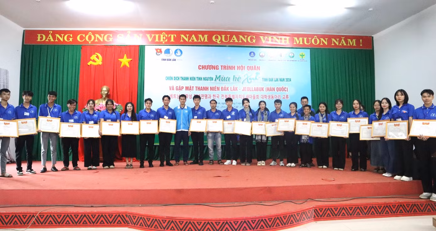 Các cá nhân có thành tích xuất sắc nhận bằng khen Các cá nhân có thành tích xuất sắc nhận bằng khen