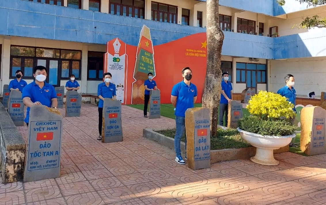Lực lượng đoàn viên thanh niên hỗ trợ tổ chức chương trình