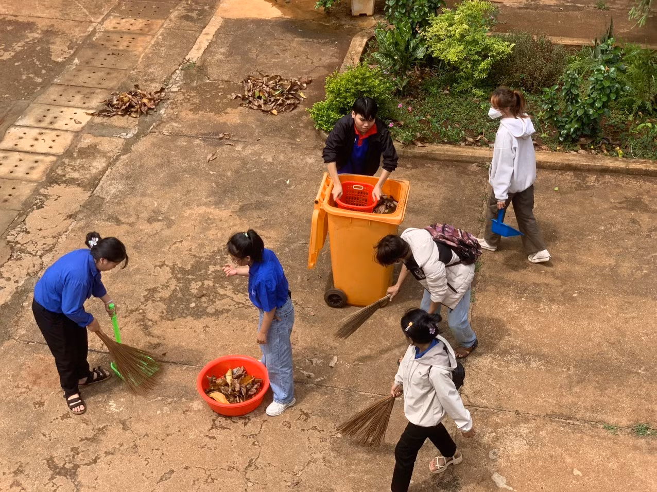 Đoàn viên, thanh niên huyện Cư M'gar vệ sinh các điểm trường