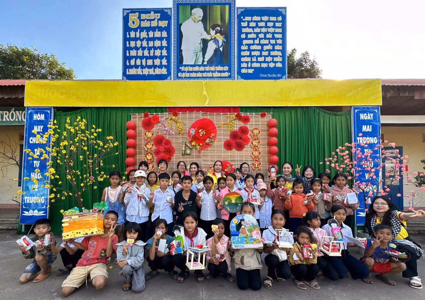 Thời gian qua, đội hình sinh viên tình nguyện (thuộc Hội sinh viên, Hội đồng đội tỉnh Đắk Lắk) tổ chức các buổi workshop với mô hình “Lớp học bổ ích dành cho các em thiếu nhi”.