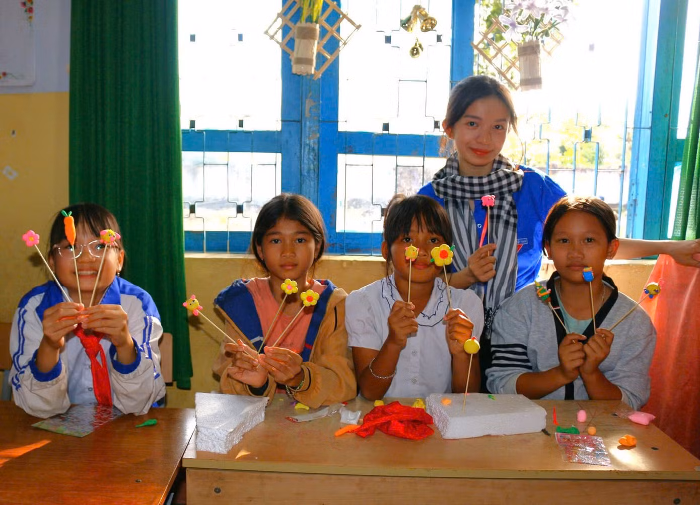 Tại lớp học “Nghệ nhân tò he nhí”, các em nhỏ có cơ hội được trải nghiệm nghề làm tò he. Từ những cục bột đầy màu sắc, các bạn đã khéo léo biến chúng thành những sản phẩm dễ thương.