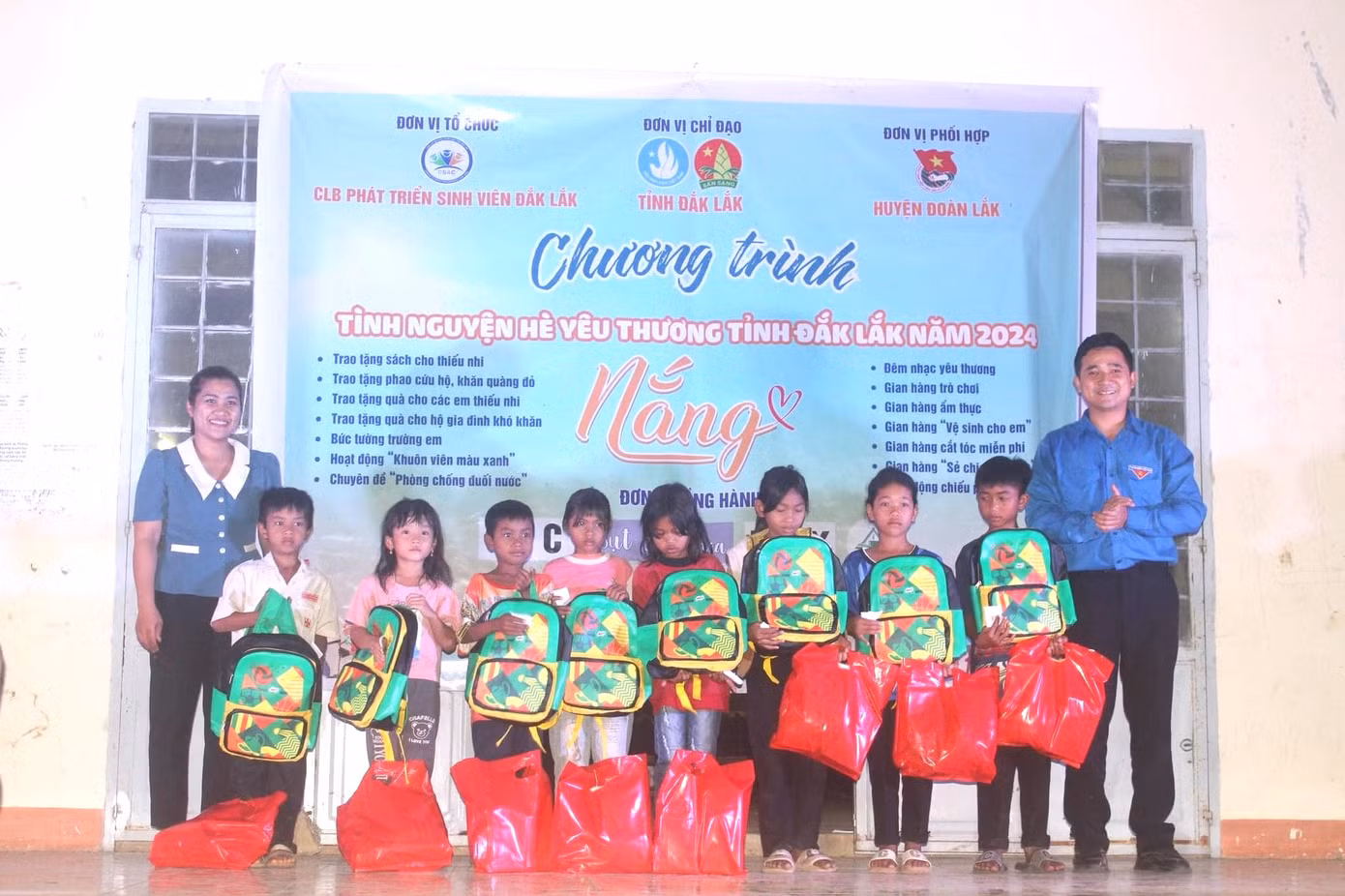 Sau khi hoàn tất 2 giai đoạn: Gieo nắng và Gặt nắng, sẽ đến giai đoạn “Gửi nắng: Mang quà về buôn”. Mới đây, Hội Sinh viên Việt Nam tỉnh, Câu Lạc bộ Phát triển sinh viên Đắk Lắk tổ chức chương trình Tình nguyện hè yêu thương tỉnh Đắk Lắk năm 2024 tại buôn M'Liêng (xã Đắk Liêng, huyện Lắk).