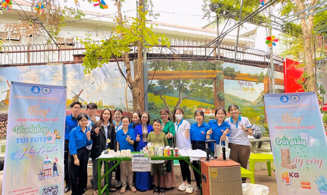 “Tình nguyện hè yêu thương: Nắng” là chương trình thiện nguyện do Câu lạc bộ (CLB) phát triển sinh viên Đắk Lắk (trực thuộc Hội Sinh viên tỉnh này) tổ chức với mong muốn phần nào giúp đỡ các hoàn cảnh khó khăn và mang lại niềm vui cho các em nhỏ tại huyện Lắk.