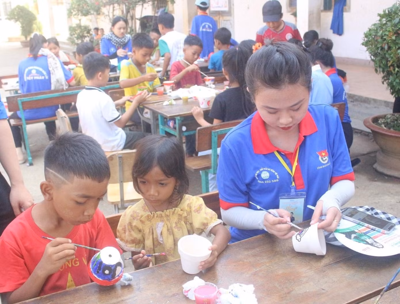 Vào hai ngày cuối tuần, CLB Phát triển sinh viên Đắk Lắk tổ chức hoạt động gây quỹ. Qua đó, chuẩn bị những món quà nhỏ gửi đến người dân và trẻ em ở huyện Lắk, mang đến một mùa hè năng động và tràn ngập tiếng cười.
