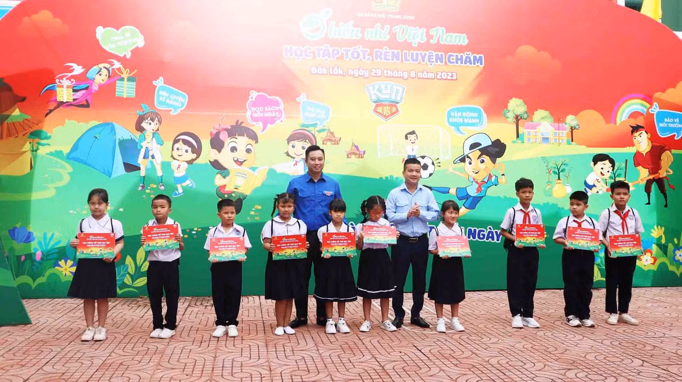 Đại diện lãnh đạo Trung ương Đoàn và đại diện lãnh đạo Tỉnh Đoàn trao học bổng cho các em thiếu nhi