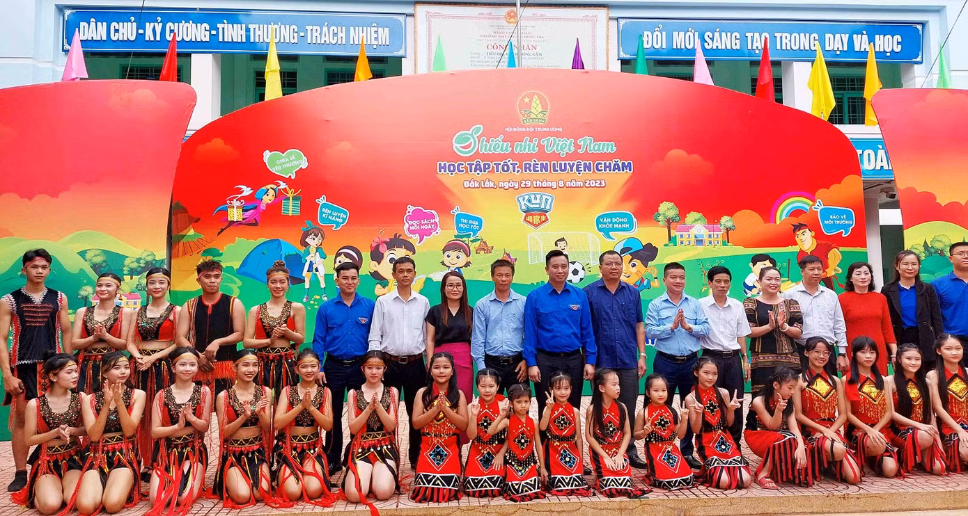 Các đại biểu chụp hình lưu niệm