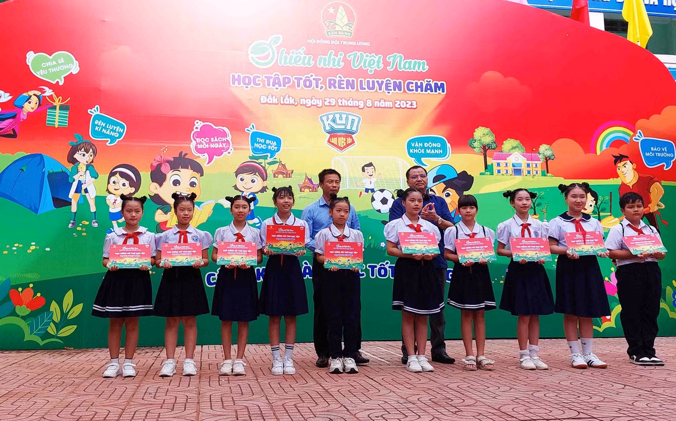 Các em thiếu nhi vượt khó học giỏi được nhận học bổng