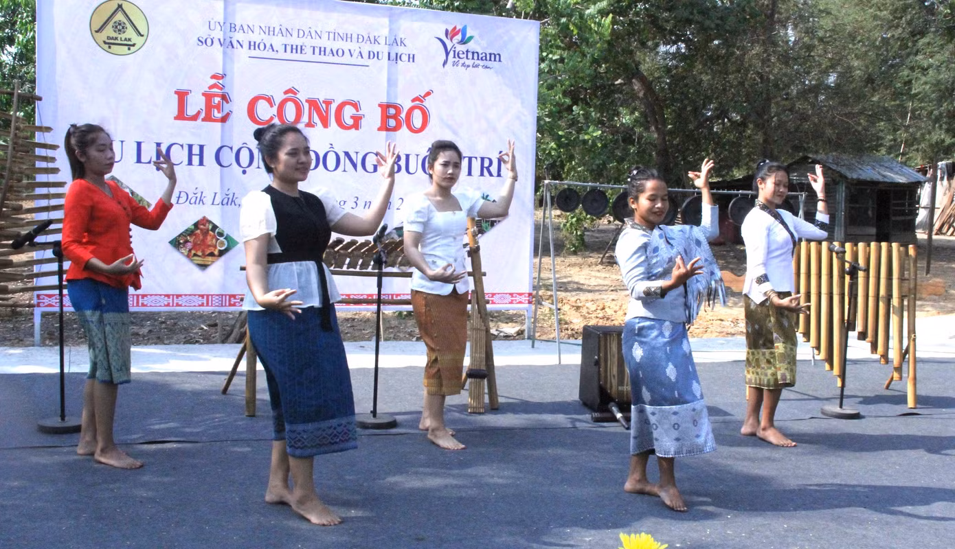 Các cô gái Lào ở Buôn Trí dịu dàng trong điệu múa lăm vông.