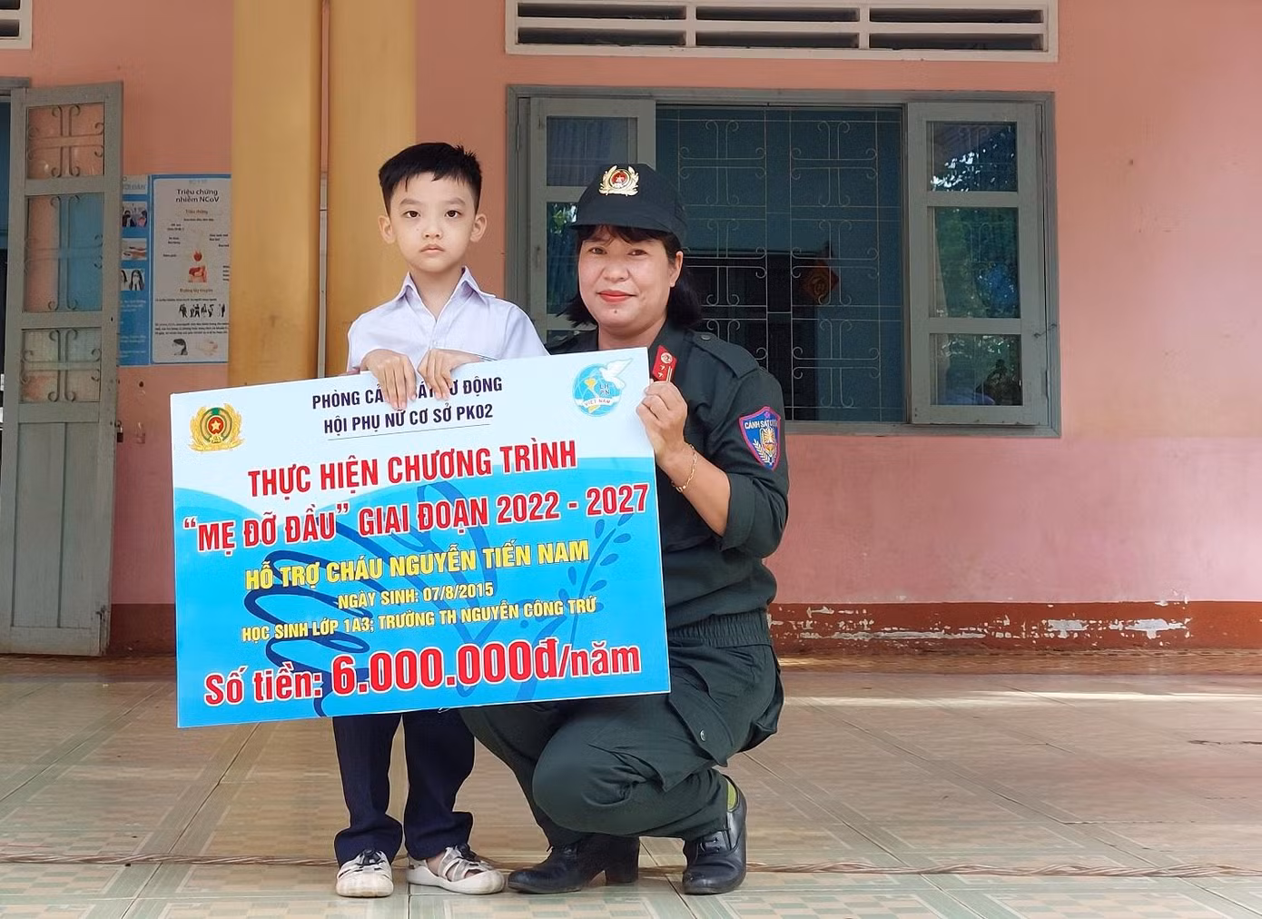 Trung tá Mai Thị Thanh Thủy động viên em Nam