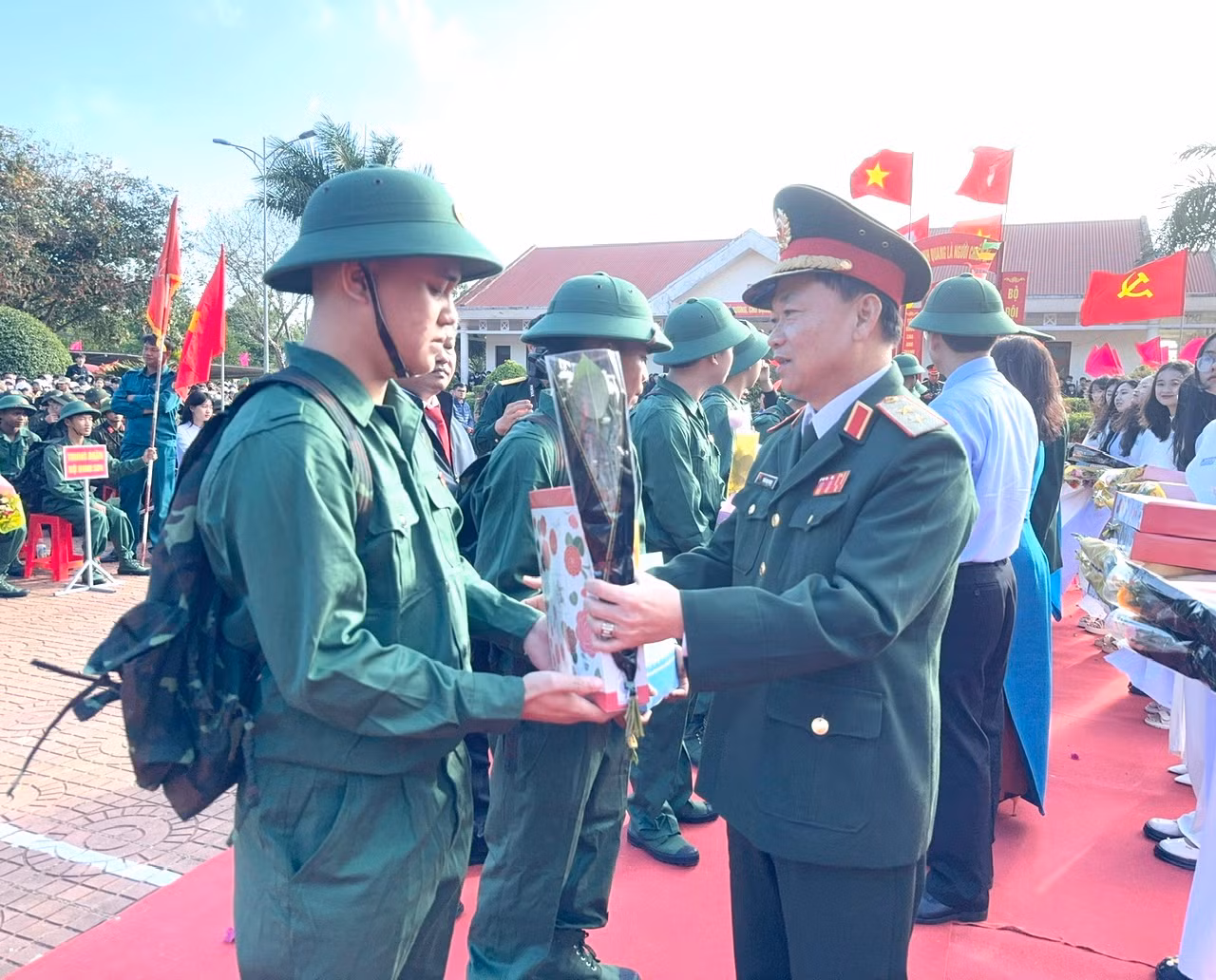 Dự điểm giao quân tại thị xã Buôn Hồ, có Trung tướng Thái Đại Ngọc, Tư lệnh quân khu V; Bí thư Tỉnh ủy Đắk Lắk Nguyễn Đình Trung cùng nhiều lãnh đạo Thị ủy, UBND thị xã và đông đảo thân nhân các tân binh.