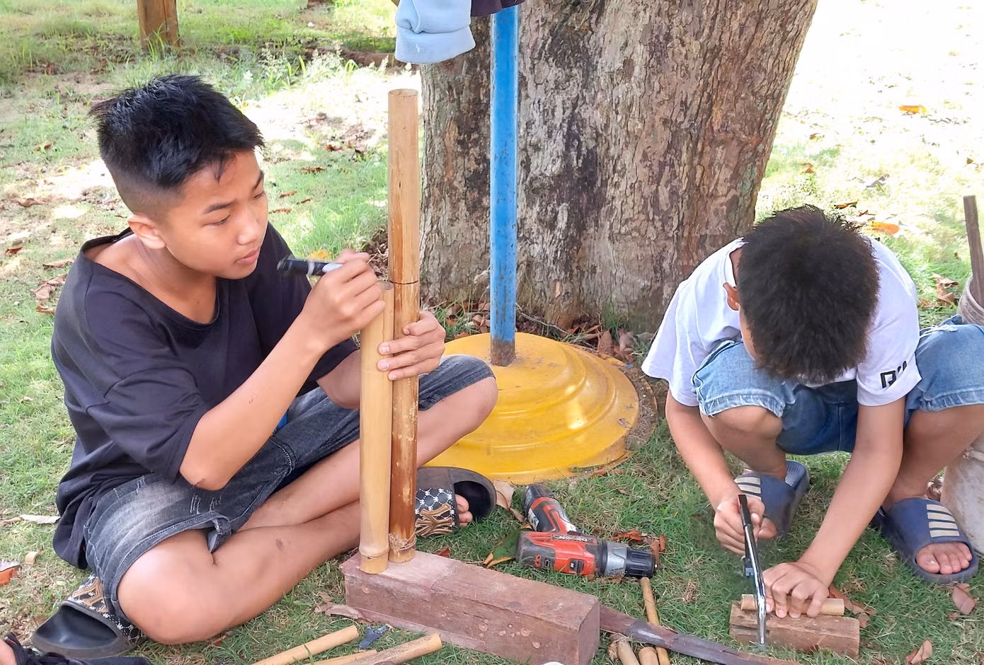 Các em học sinh chế tác nhạc cụ từ tre nứa
