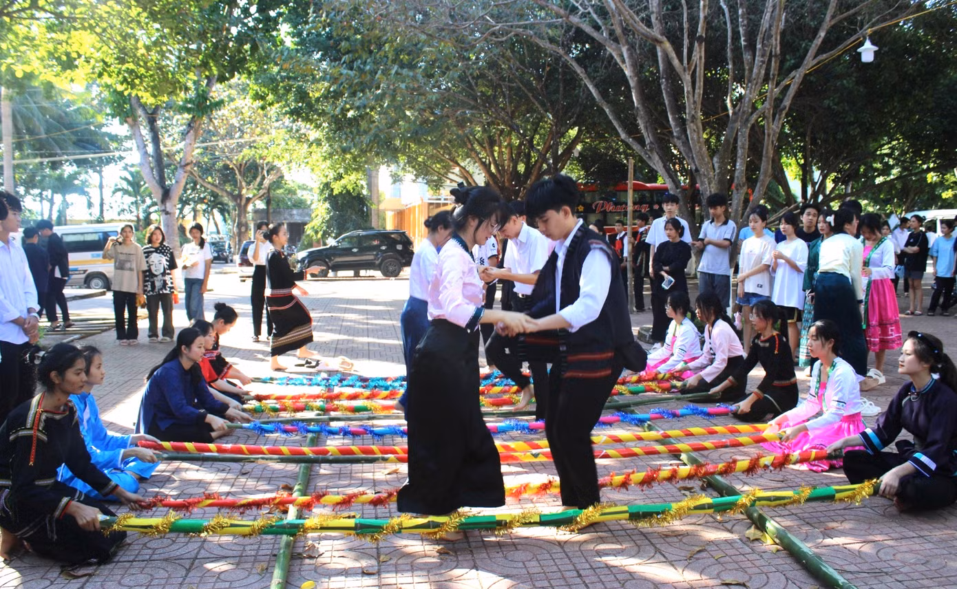 Học sinh các trường vui nhảy sạp