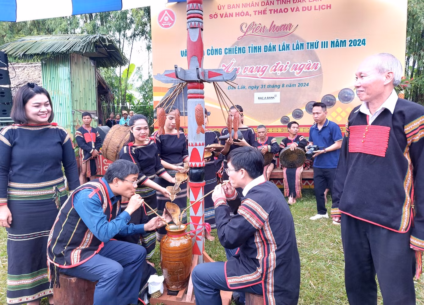 Đại biểu thưởng thức rượu cần khai hội. Đại biểu thưởng thức rượu cần khai hội.