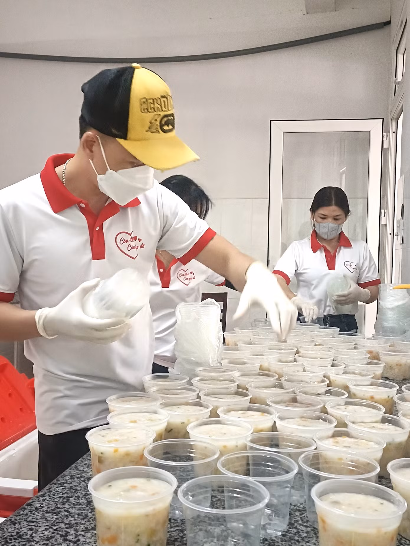 Các thành viên CLB chuẩn bị những suất cháo để trao đến tay bệnh nhân và người nhà bệnh nhân