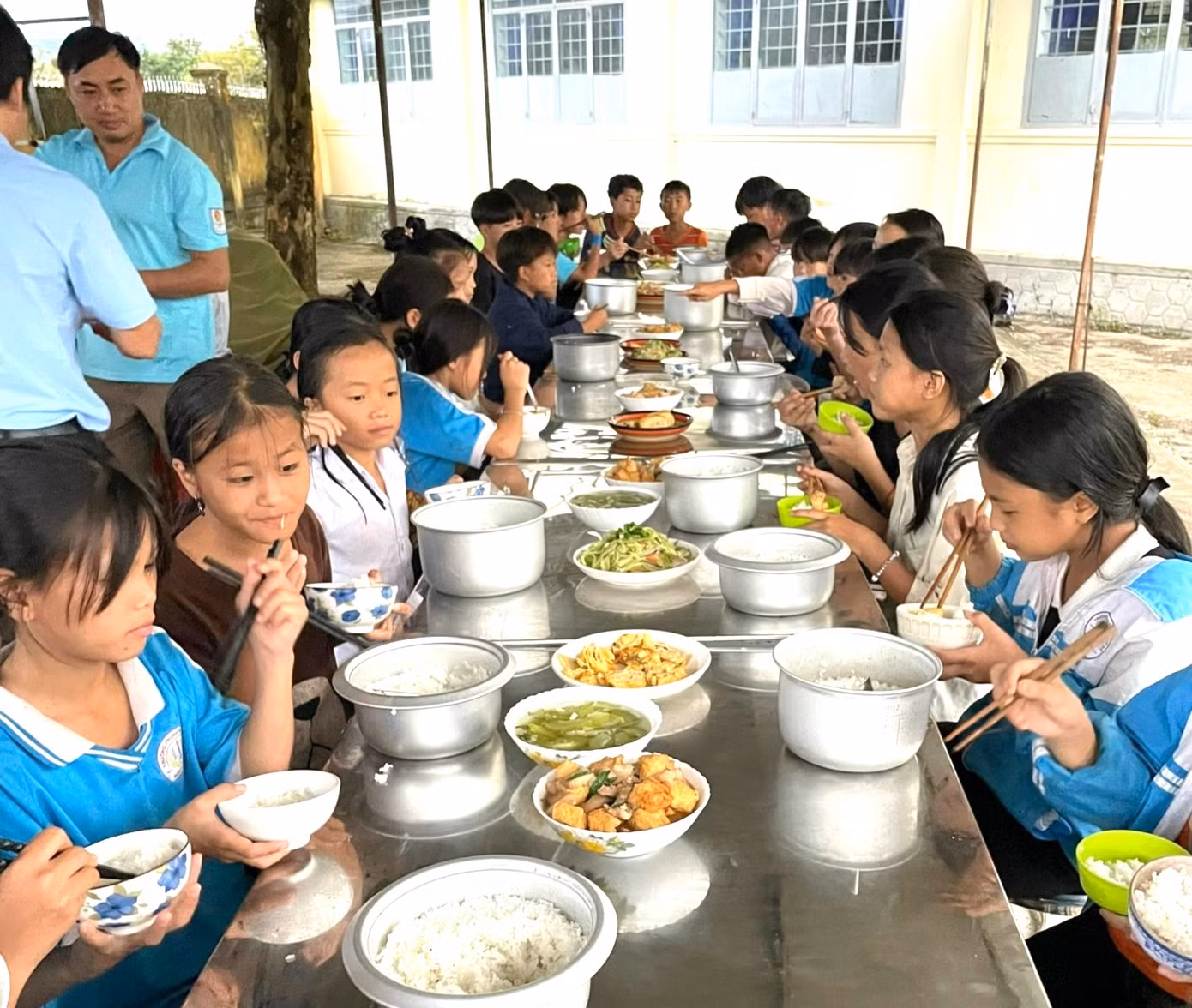 Bữa ăn của các em có thêm nhiều món như thịt, cá, trứng...