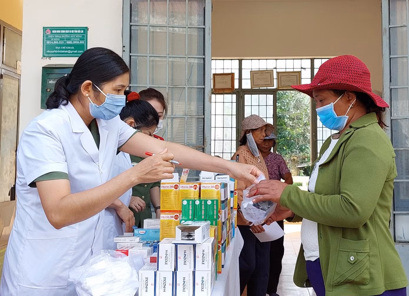 Người dân được cấp phát, thuốc miễn phí
