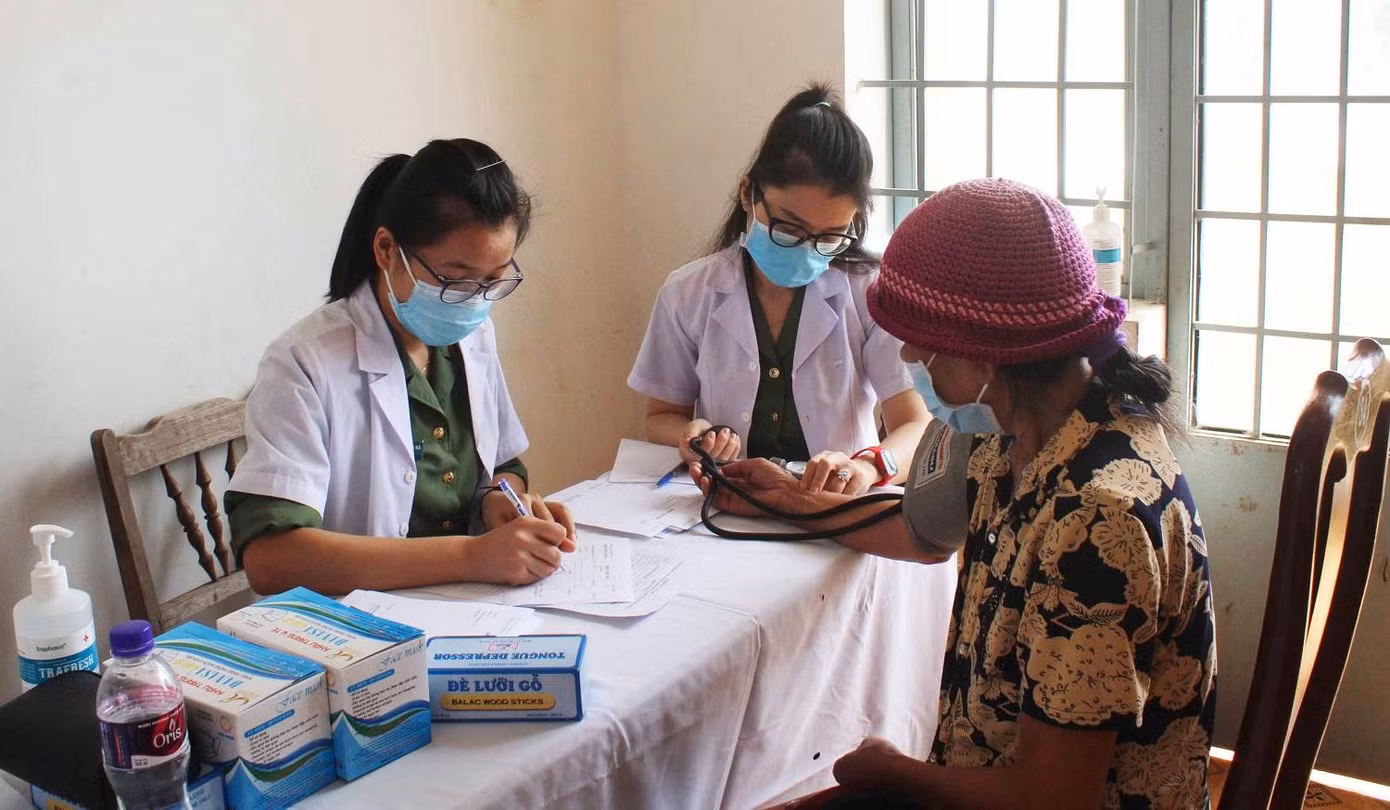 Các y, bác sĩ khám bệnh cho người dân