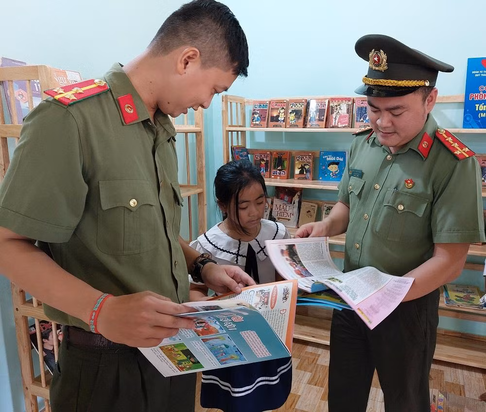 Đoàn bàn giao phòng đọc sách và trang thiết bị