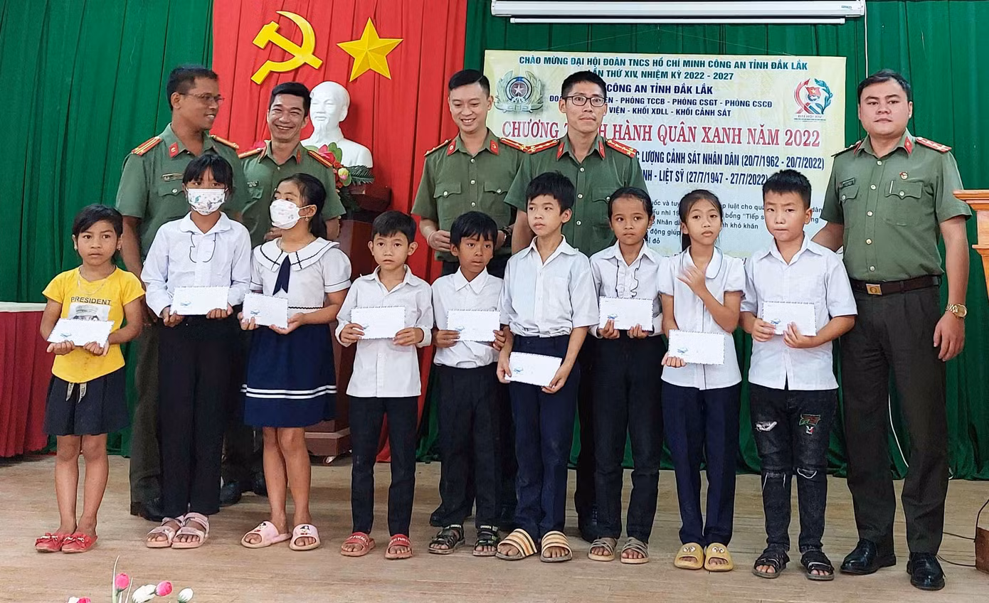 Học sinh nghèo vượt khó học giỏi được nhận quà