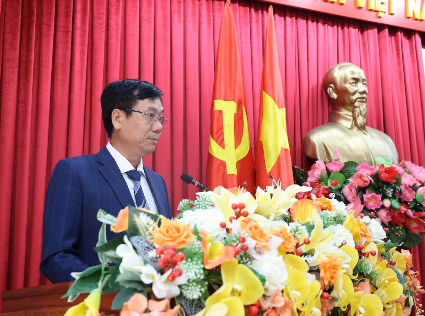 Sau sáp nhập, Báo Đắk Lắk gồm 1 Tổng Biên tập và 5 Phó Tổng Biên tập (ảnh trên); Ông Nguyễn Đình Trung, Bí thư Tỉnh ủy Đắk Lắk (áo trắng) và ông Trần Văn Hiền, tân Tổng Biên tập Báo Đắk Lắk (ảnh dưới, bên phải) phát biểu tại hội nghị.