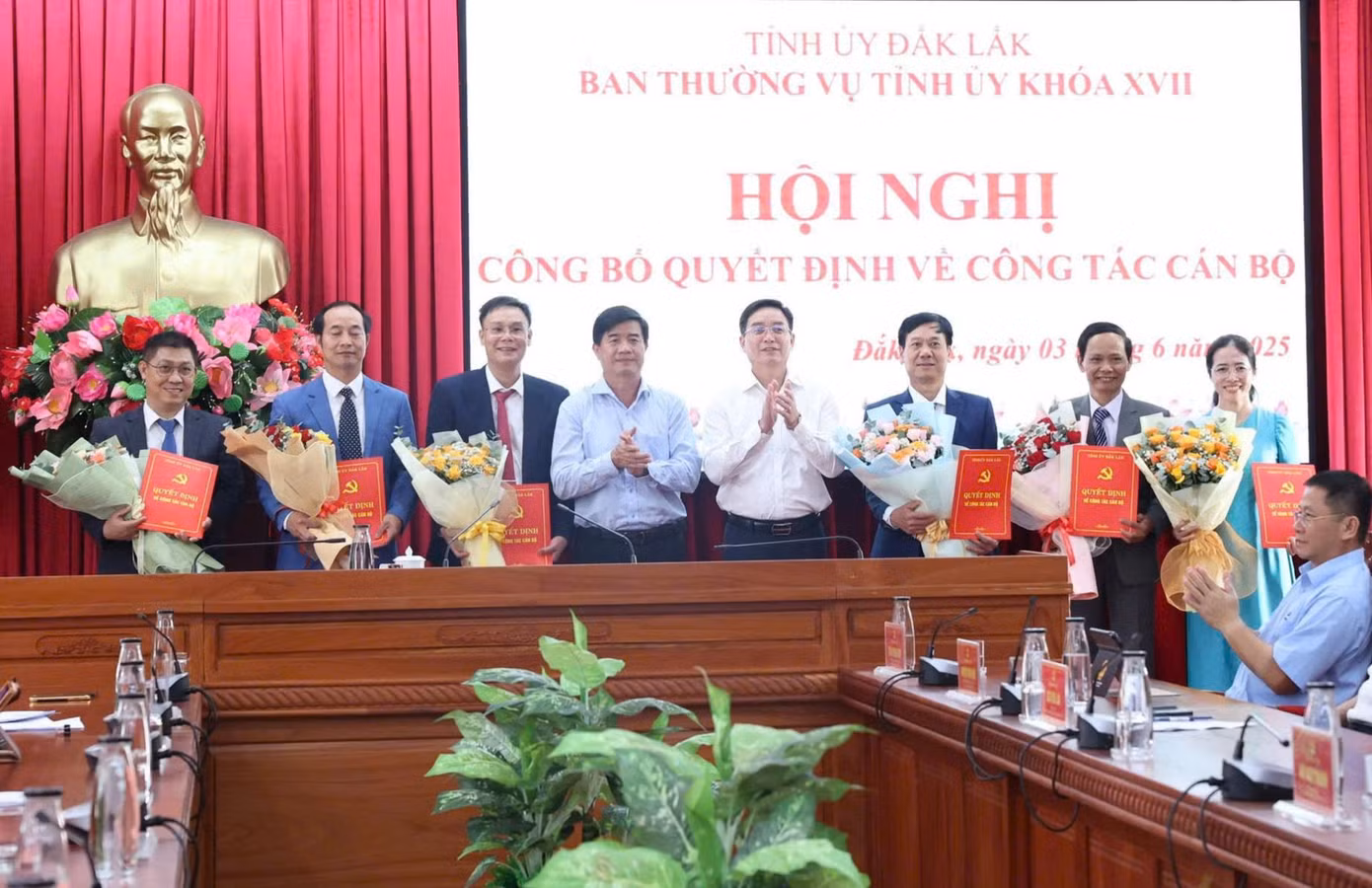 Sau sáp nhập, Báo Đắk Lắk gồm 1 Tổng Biên tập và 5 Phó Tổng Biên tập (ảnh trên); Ông Nguyễn Đình Trung, Bí thư Tỉnh ủy Đắk Lắk (áo trắng) và ông Trần Văn Hiền, tân Tổng Biên tập Báo Đắk Lắk (ảnh dưới, bên phải) phát biểu tại hội nghị.