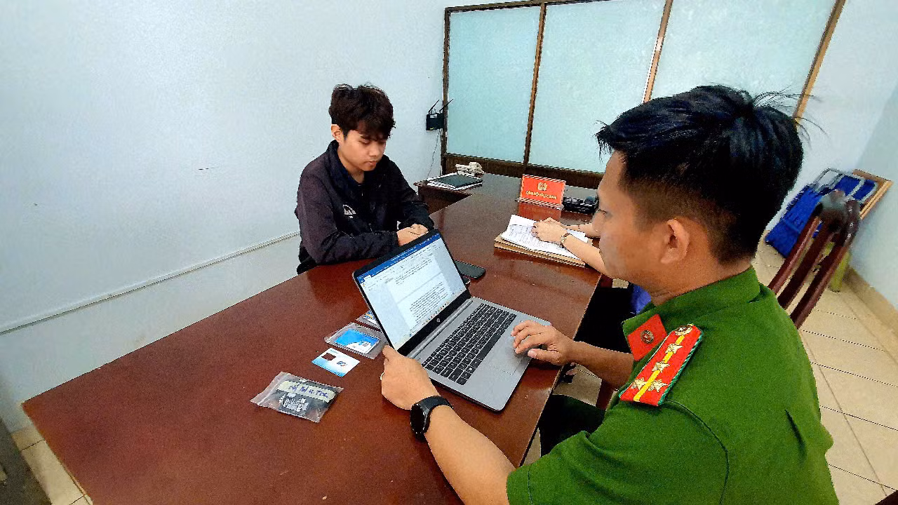 Nguyễn Bá Khánh Toàn tại cơ quan công an