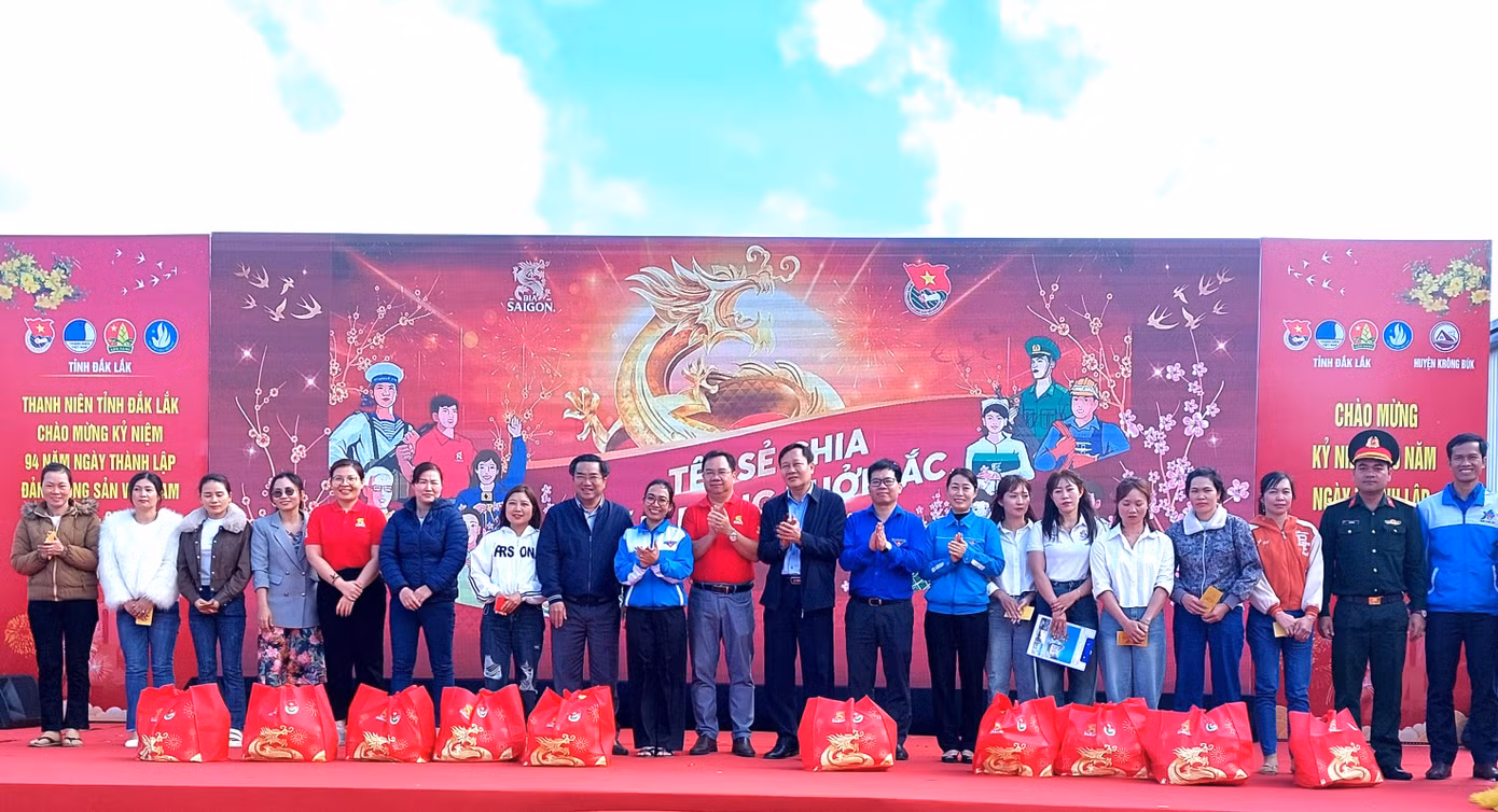 Công nhân, người dân nhận quà tết tại chương trình