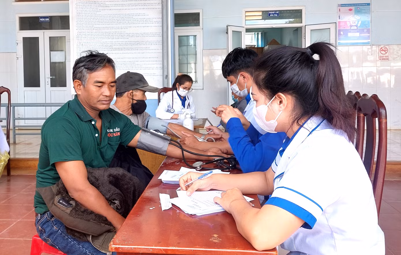 Người dân được khám bệnh, cấp phát thuốc miễn phí