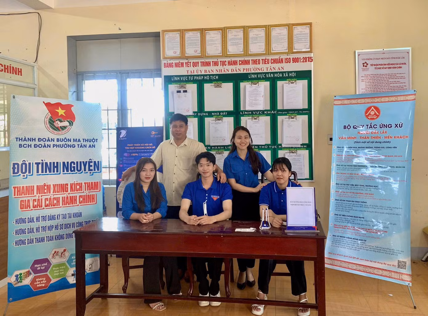 Chị Ngọc tích cực vận động đoàn viên thanh niên tham gia chuyển đổi số, ứng dụng công nghệ số trong các phong trào hoạt động của phường và của cơ quan, đơn vị; Thành lập và duy trì đội tình nguyện “Thanh niên xung kích tham gia cải cách hành chính”, “Tổ công nghệ số cộng đồng”,…