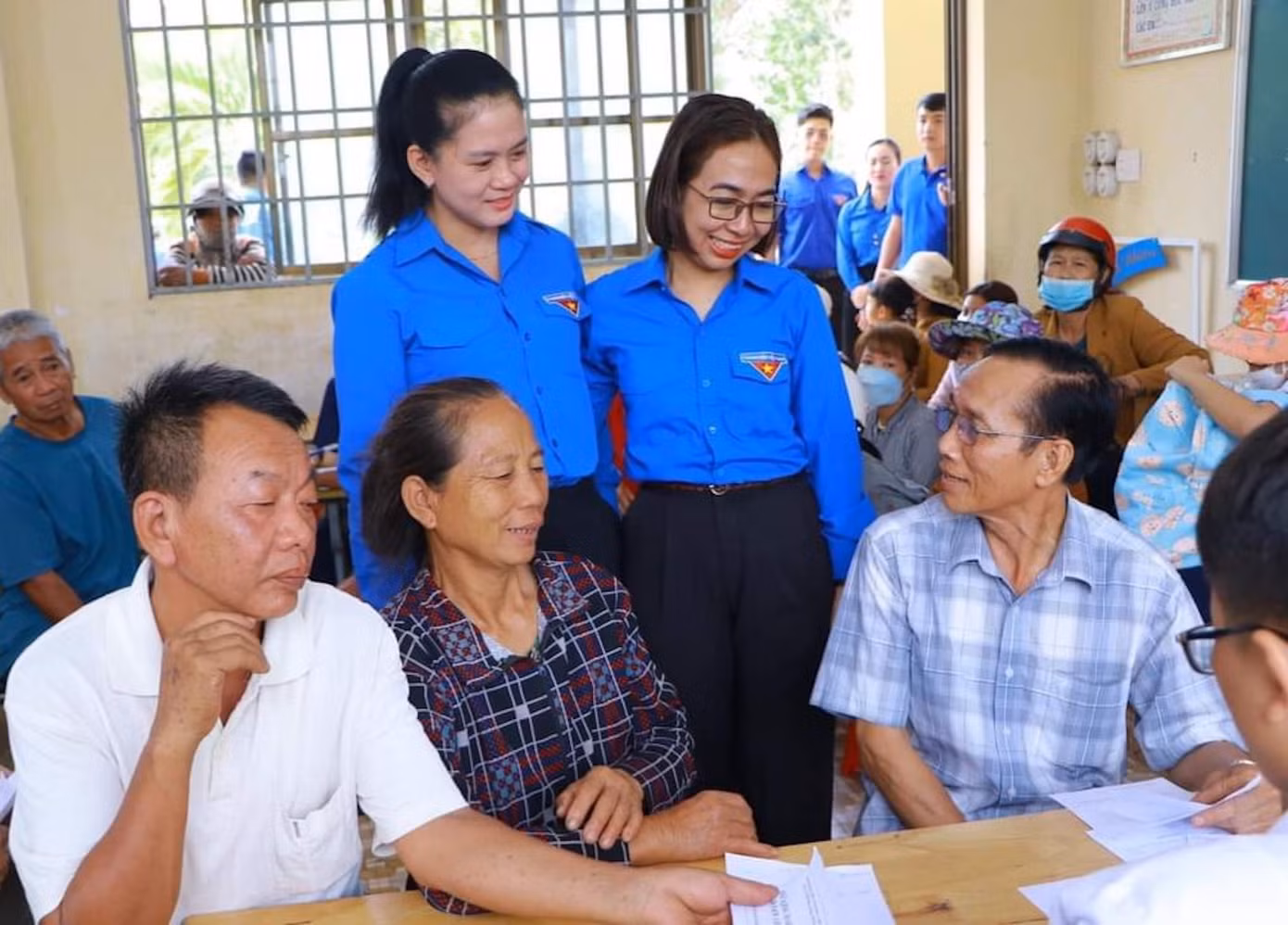Bí thư Tỉnh Đoàn Đắk Lắk và Bí thư Tỉnh Đoàn Bình Dương thăm hỏi người dân