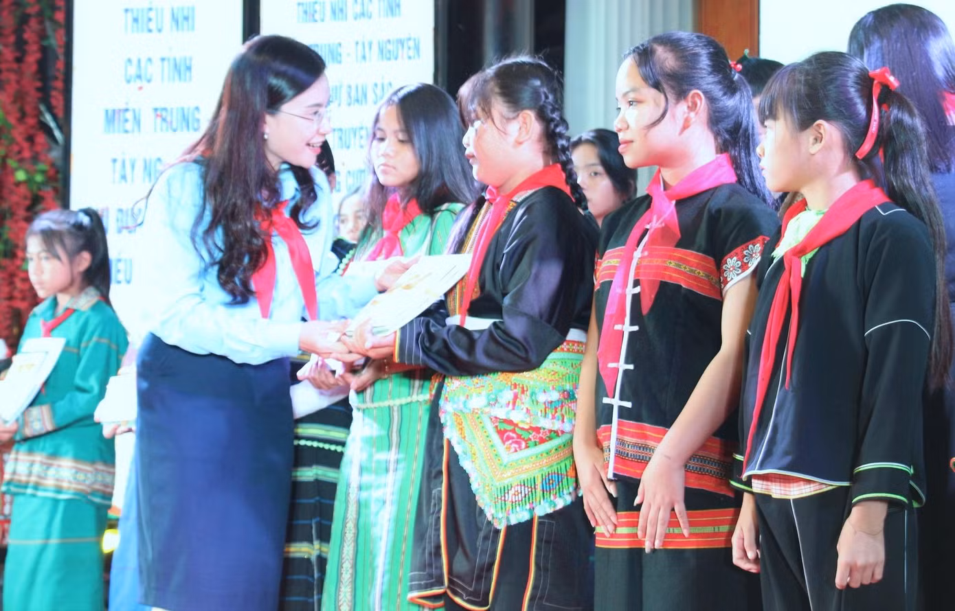 Bí thư Trung ương Đoàn Nguyễn Phạm Duy Trang trao học bổng cho học sinh vượt khó học giỏi