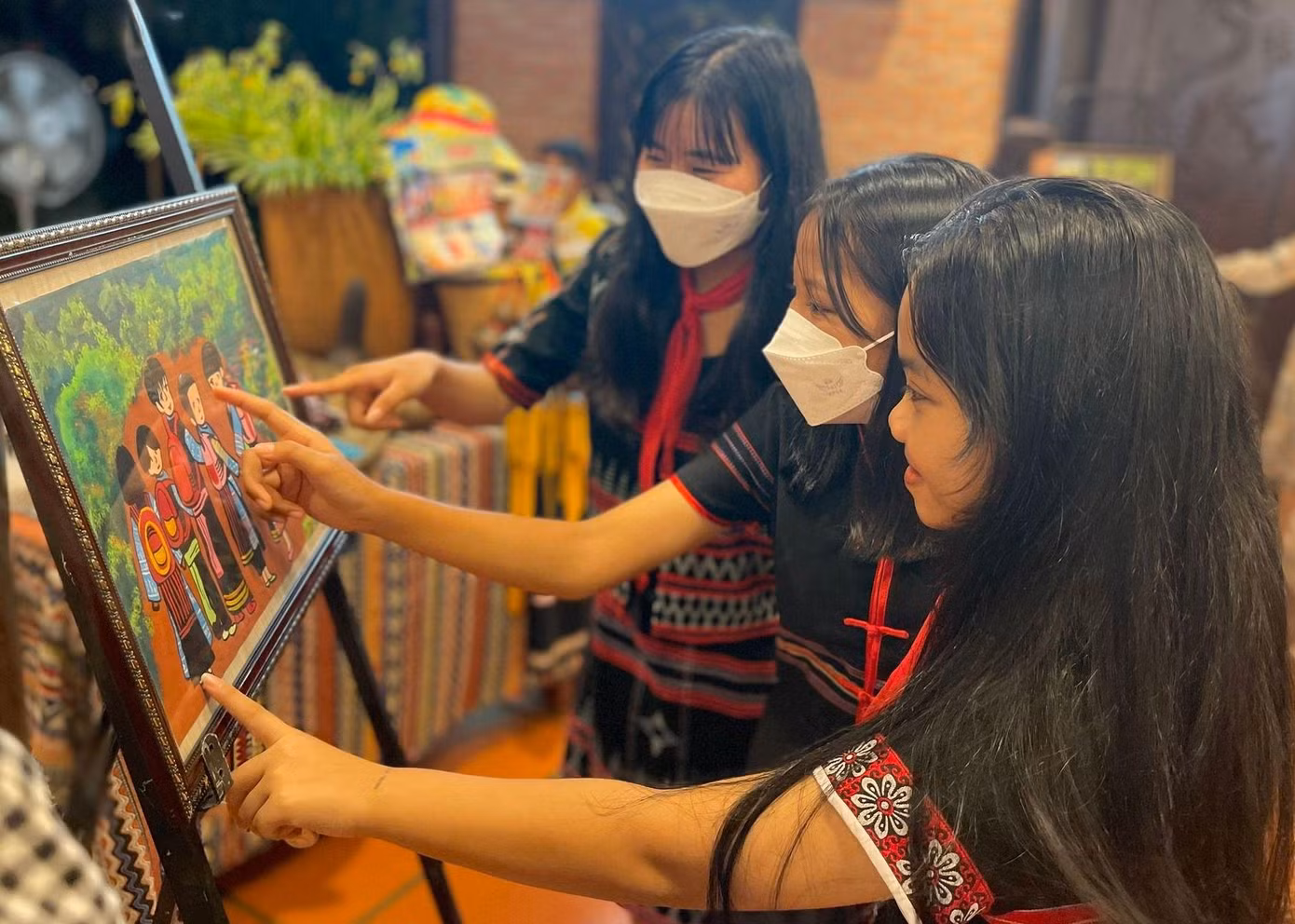 Triễn lãm tranh thiếu nhi tại chương trình