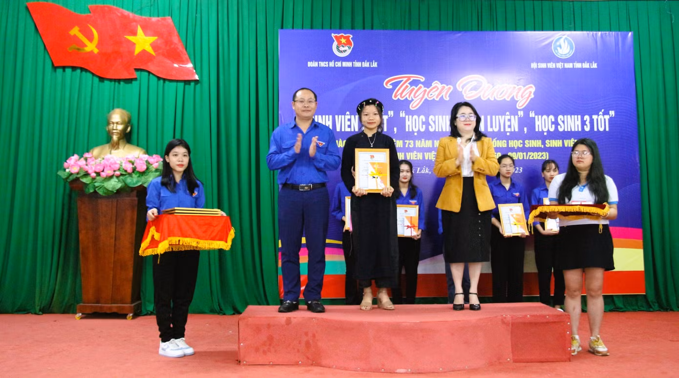 Tuyên dương học sinh 3 rèn luyện