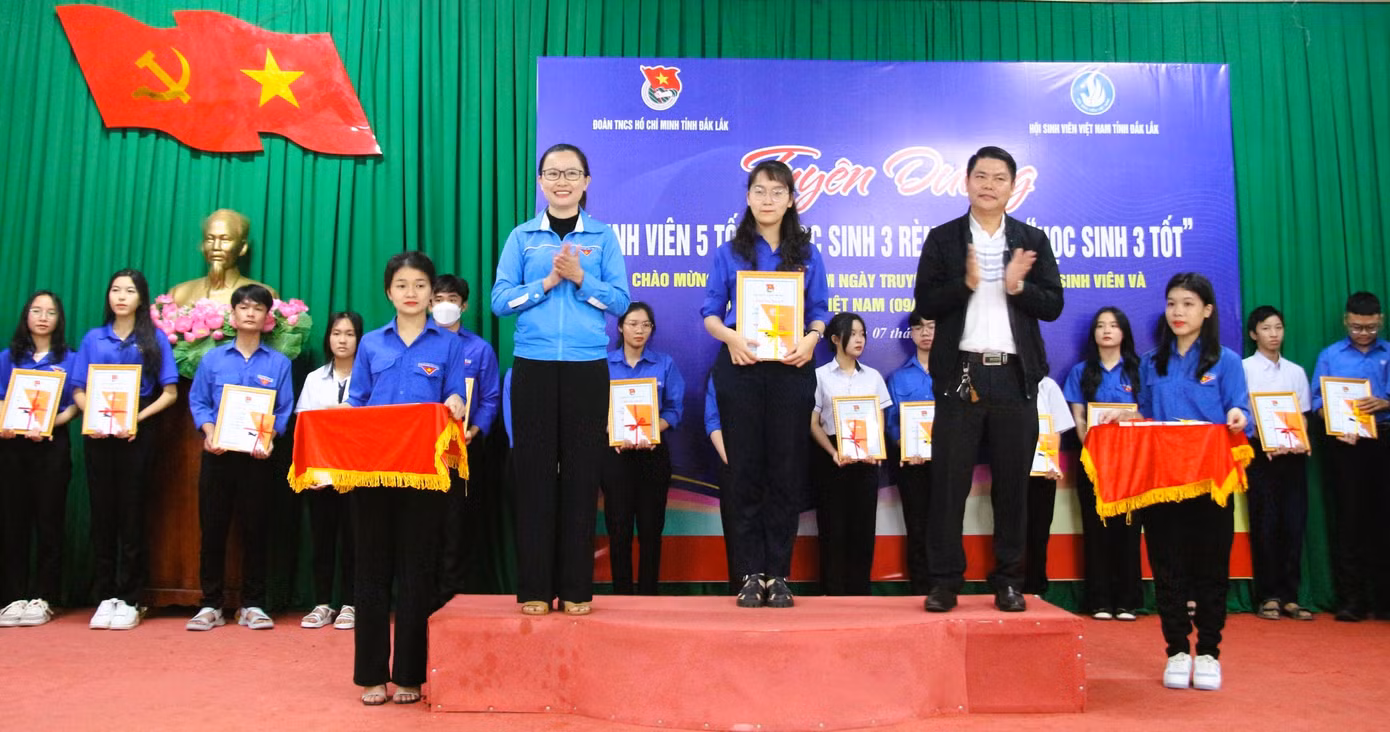 Tuyên dương học sinh 3 tốt