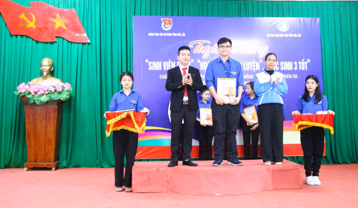 Đại diện lãnh đạo Tỉnh Đoàn tuyên dương Sinh viên 5 tốt