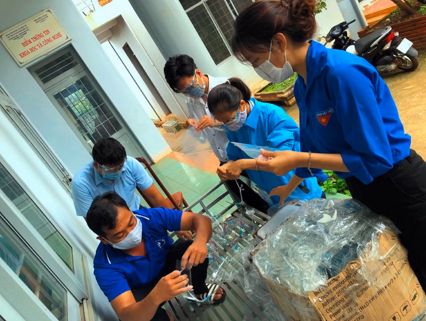Đoàn thanh niên xã Quảng Tiến làm tấm chắn bảo hộ gây quỹ