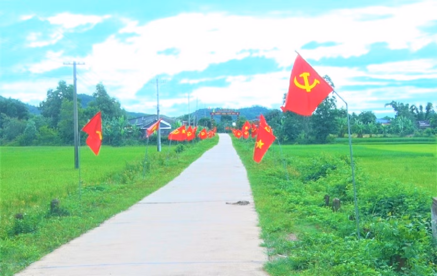 Xã Cư Êwi rợp sắc cờ đỏ sao vàng