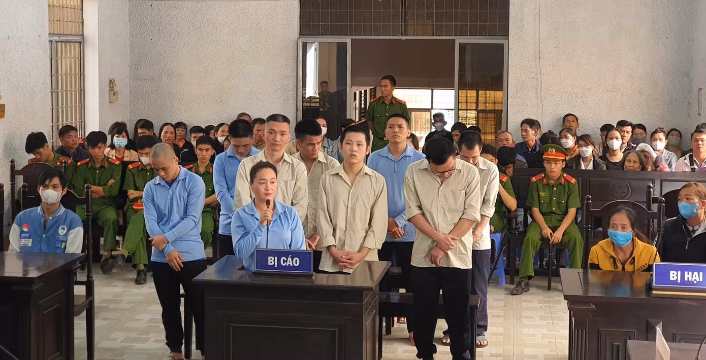 Bị cáo Nguyễn Thị Hoa và các đồng phạm tại phiên toà sơ thẩm