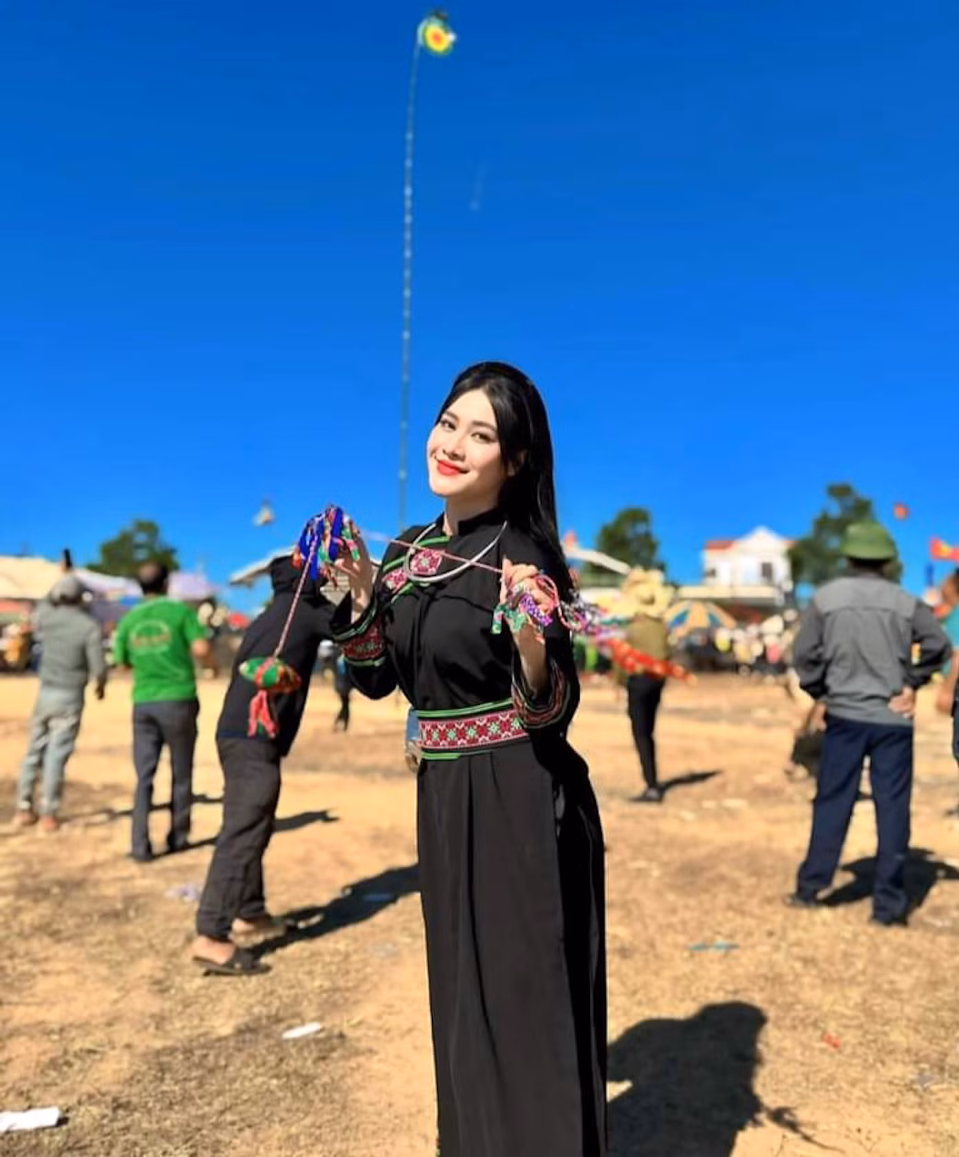 Tại lễ hội diễn ra nhiều trò chơi và các tiết mục đặc sắc: Cà kheo, môn tung còn; Điệu hát then cùng cây đàn tính của người Tày Nùng, cách quay heo với lá mắc mật, nấu rượu men lá, làm bánh dày,… thu hút du khách và nhiều bạn trẻ trên địa bàn.
