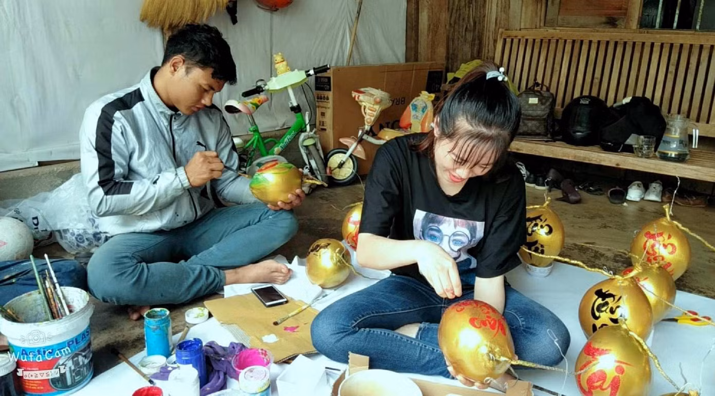 Một ngày nhóm bạn trẻ làm được 20 sản phẩm