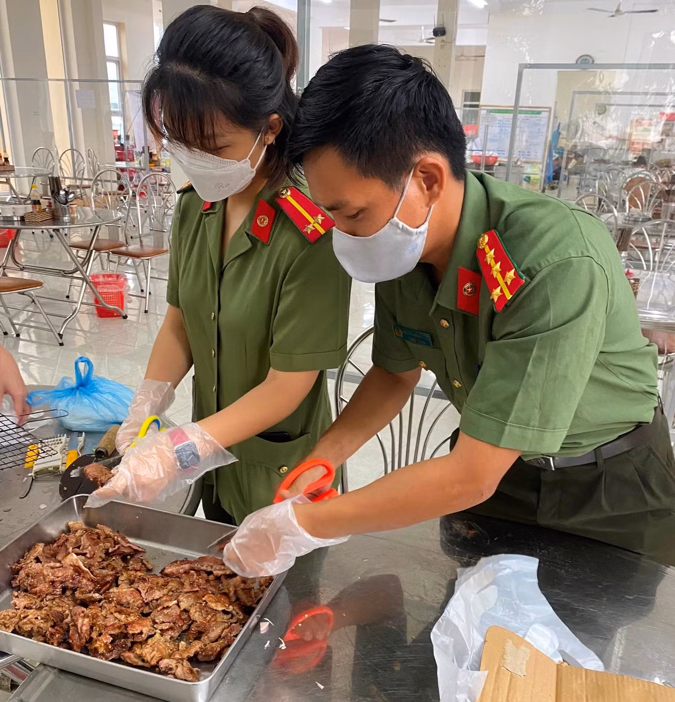 Đại úy Lãnh tham gia chương trình 'Bếp đêm chiến sĩ'
