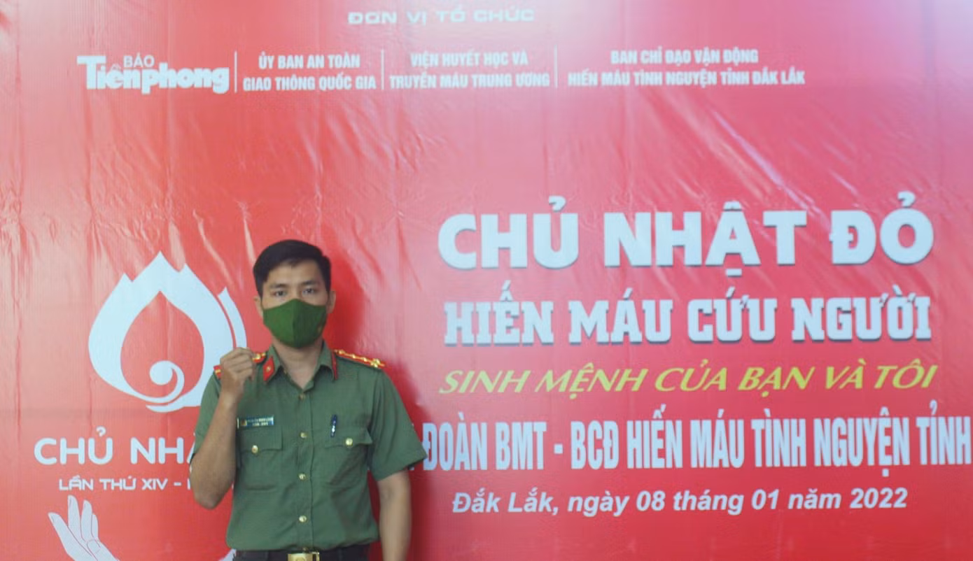 Đại úy Nguyễn Minh Lãnh tham gia hiến máu tại chương trình Chủ nhật Đỏ năm 2022