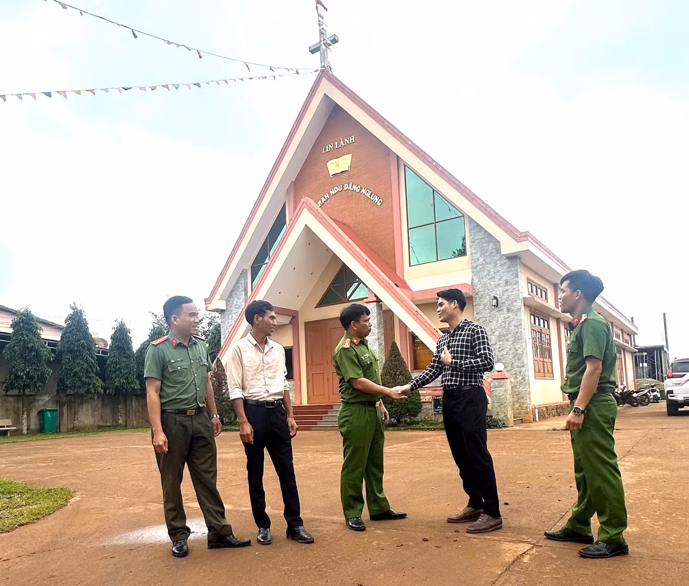 Cán bộ, chiến sĩ Công an xã Đắk Song về từng thôn, bon tháo gỡ vướng mắc, khó khăn.