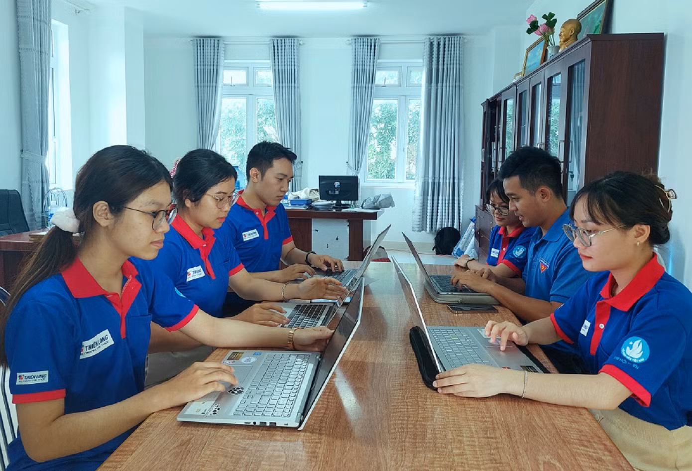 Tình nguyện viên của đội hình chuyển đổi số trả lời các sĩ tử