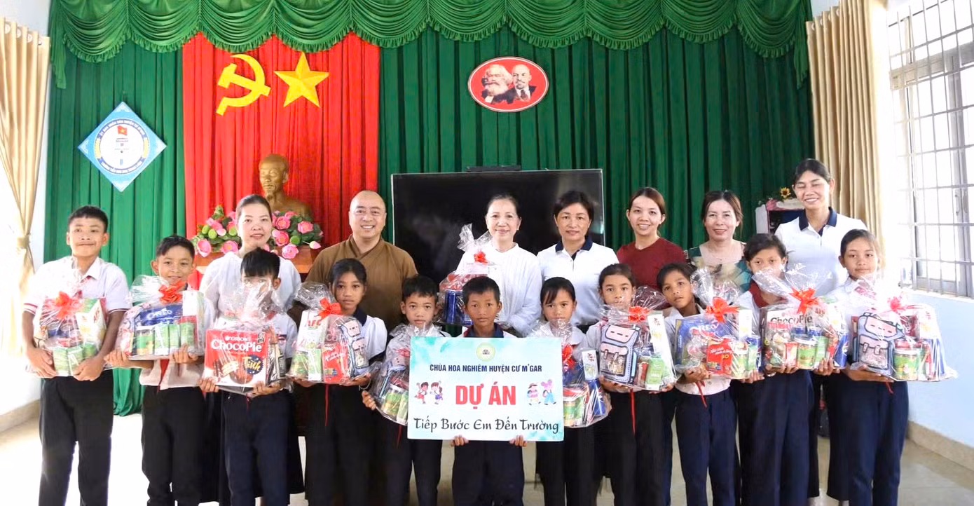 Mới đây, Hội đồng Đội huyện Cư M’gar phối hợp chùa Hoa Nghiêm, các đơn vị trao học bổng "Tiếp sức đường dài" đến 214 em thiếu nhi có hoàn cảnh khó khăn trên địa bàn huyện.