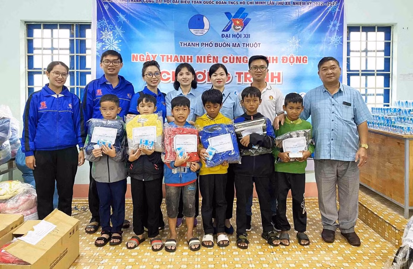Thành Đoàn Buôn Ma Thuột trao tặng các suất quà cho học sinh khó khăn