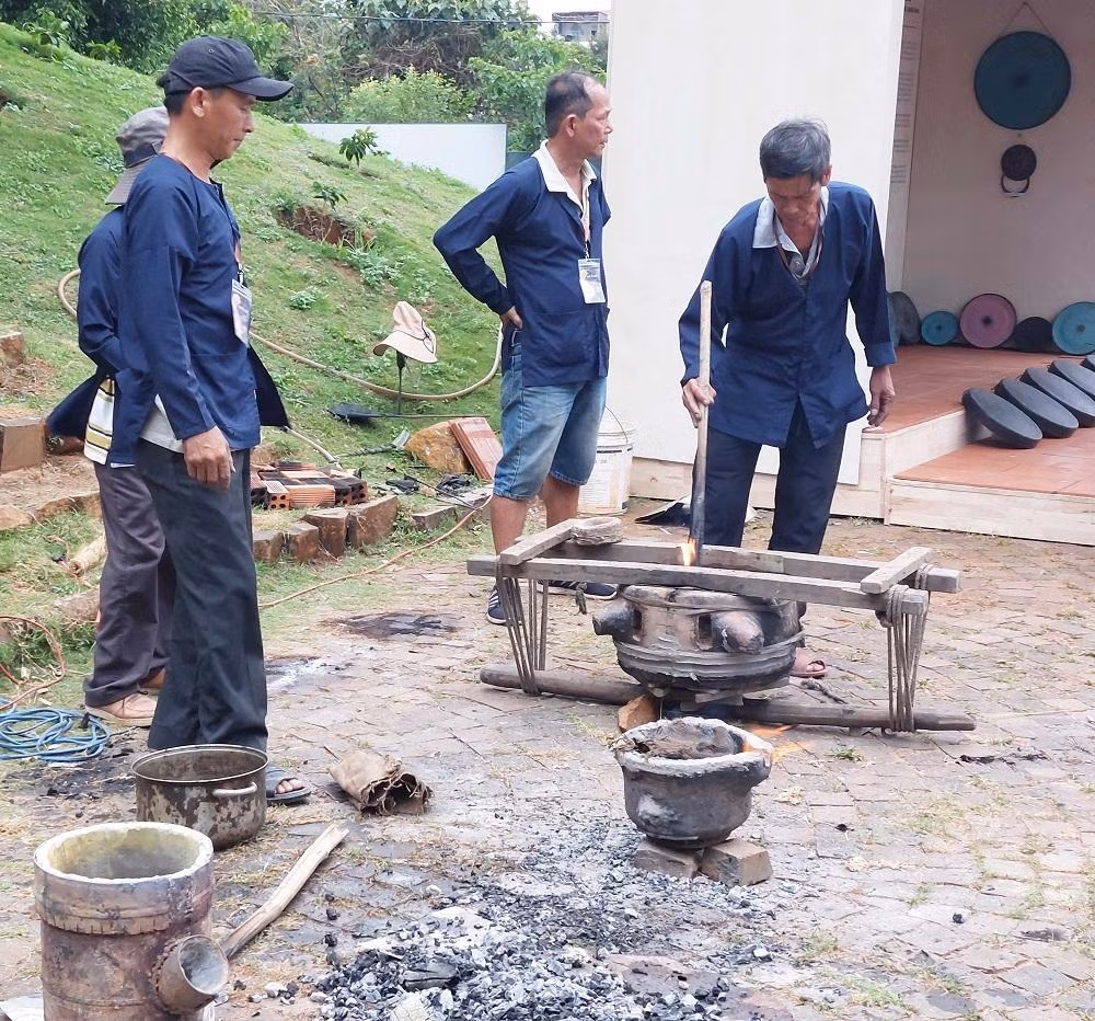 Quy trình đúc đồng thủ công của làng nghề Phước Kiều