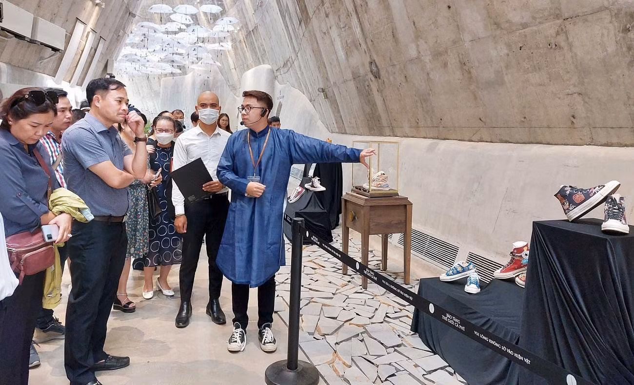 Nhà nghiên cứu văn hóa trẻ La Quốc Bảo giới thiệu bộ sưu tập giày Heritage